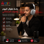 رجل يستخدم سماعات P9 اللاسلكية أثناء العمل والاستماع للموسيقى